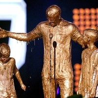 Kalau ini, gaya kompak Beckham saat berbalur lendir emas bersama kedua putranya di panggung Nickelodeon Kids Choice Sports Awards 2014. (Foto: Getty Images)