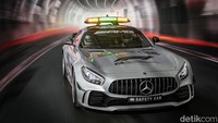 Tahun ini mobil yang bertugas sebagai safety car adalah Mercedes AMG GT R. Supercar dari Jerman. Mercedes-AMG GT R bakalan menjadi safety car tercepat sepanjang sejarah balap mobil F1. Foto: Mercedes-Benz
