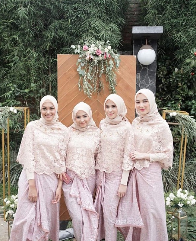 Untuk menutupi dada, kita juga bisa menggunakan aksen cape seperti deretan bridesmaid ini. Mereka memakai bahan brukat yang lembut sebagai penutup dada dan menyandingkannya dengan kain tradisional berwarna senada. Foto: Instagram