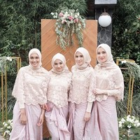 Untuk menutupi dada, kita juga bisa menggunakan aksen cape seperti deretan bridesmaid ini. Mereka memakai bahan brukat yang lembut sebagai penutup dada dan menyandingkannya dengan kain tradisional berwarna senada. Foto: Instagram