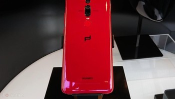 Selain warna hitam, ponsel yang dijual pada kisaran Rp 25 juta - Rp 35 juta ini juga memiliki pilihan warna merah. (Foto: pocket-lint)