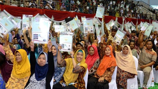 Bagikan Sertifikat Tanah di Malang, Jokowi: Tak Ada Pengibulan