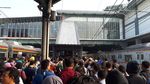 Foto: Desak-desakan di 1 Eskalator Stasiun Duri Demi Naik KRL