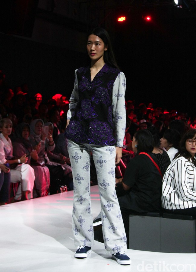 Fashion show koleksi Rama Dauhan x Alleira Batik di Plaza Indonesia Fashion Week 2018, Jumat [23/3/2018]. Foto: Mohammad Abduh/Wolipop