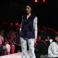 Fashion show koleksi Rama Dauhan x Alleira Batik di Plaza Indonesia Fashion Week 2018, Jumat [23/3/2018]. Foto: Mohammad Abduh/Wolipop
