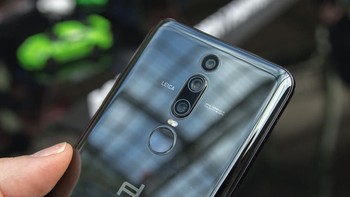 Untuk tombol volume, Huawei memilih menaruhnya di sisi kiri ponsel, sama seperti P20 dan P20 Pro. (Foto: pocket-lint)