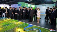 Kim Jong Un juga mengunjungi pameran serta akademi sains di China. Sang istri setia mendampingi