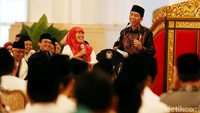 Usai memberikan arahan pada rapat kerja pemerintah dan dewan perwakilan rakyat daerah (DPRD), Presiden Joko widodo (Jokowi) menerima 300 orang perwakilan dari pesantren dan pengurus Bank Wakaf Mikro.
