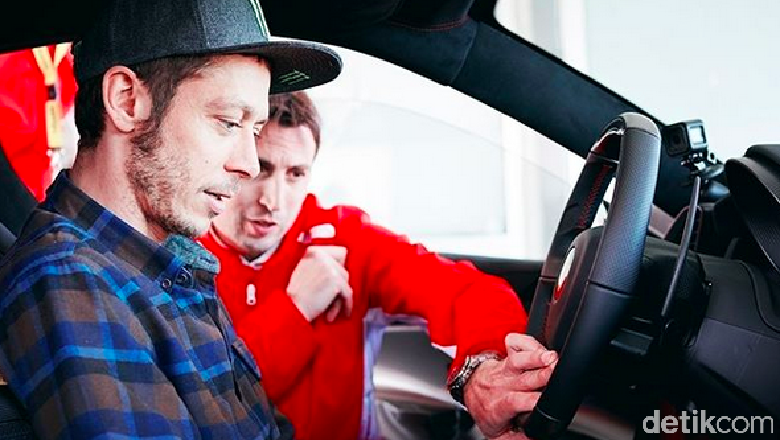 Rossi mendengarkan instruksi tim Ferrari Foto: Instagram/Ferrari Rossi mendengarkan instruksi tim Ferrari Foto: Instagram/Ferrari
