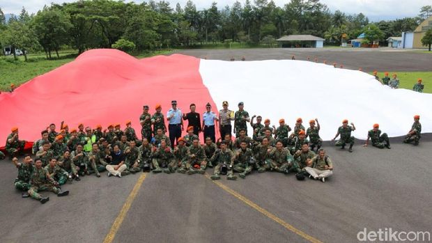Aksi Paskhas Bawa Bendera Merah Putih Raksasa Pecahkan Rekor MURI