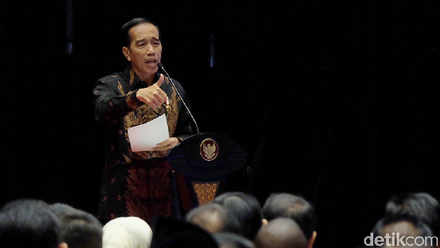 Presiden Jokowi dalam pertemuan dengan kepala daerah di JIExpo Kemayoran