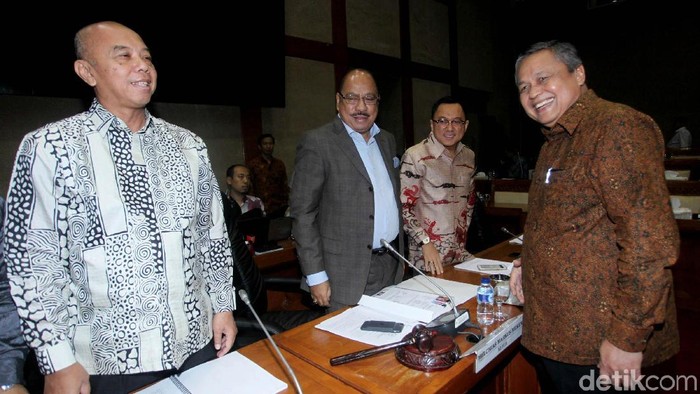 Calon Gubernur Bank Indonesia (BI) Perry Warjiyo hari ini menjalani uji kepantasan dan kepatutan alias fit and proper test di Komisi XI DPR RI.