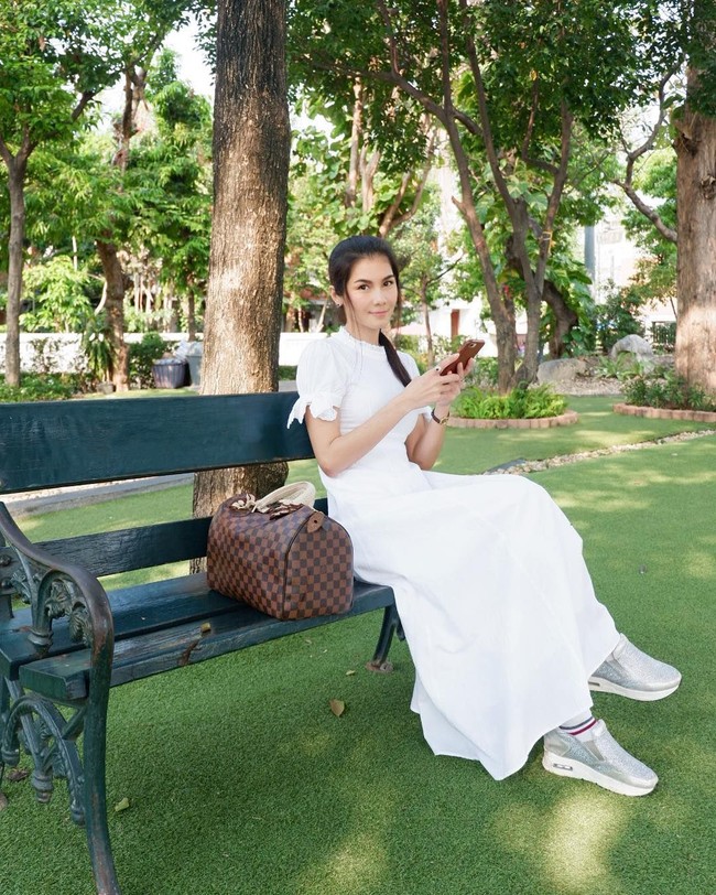 Nong pun kini sedang cari jodoh lagi.  Seperti dikutip dari Daily Mail, Nong Nat mencari pria yang aman secara finansial. Nong pun meminta calon pelamar untuk memperlihatkan bukti tabungan mereka. Foto: Instagram