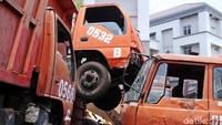 Kendaraan tersebut ditumpuk begitu saja.
