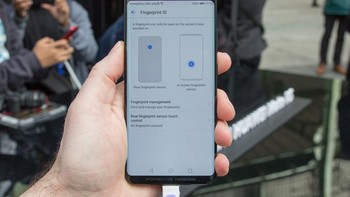Satu fitur unik dari Mate RS adalah hadirnya sensor sidik jari yang ditanam tepat di bawah layar ponsel, walau sejatinya sudah terdapat teknologi serupa di bagian belakang bodi smartphone ini. (Foto: pocket-lint)