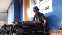 Total miniatur lokomotif kereta yang sudah diracik Abah Andi ada delapan unit dengan berbagai ukuran. Mulai ukuran setengah meter dan paling besar mencapai satu setengah meter. Dia hargai satu kereta ukuran kecil sebesar Rp 500 ribu, sementara ukuran besar dia akan sesuaikan tergantung kesepakatan dengan calon pembeli. (Foto: Mochamad Solehudin/detikcom)