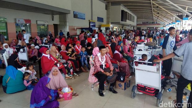 Jemaah umrah Abu Tours menunggu berjam-jam di Bandara Sultan Hasanuddin, Makassar, Rabu (28/3/2018)
