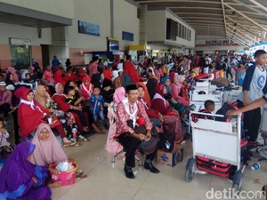 Batal Berangkat Umrah, 300 Jemaah Abu Tours Tinggalkan Bandara