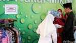 Jokowi Borong Dagangan Nasabah Bank Wakaf Mikro