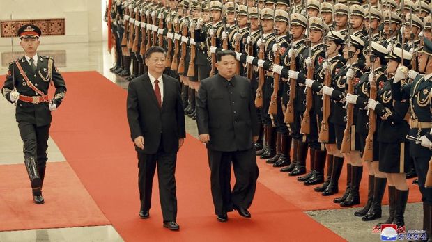 Kim Jong-un berkunjung ke China untuk memperbaiki hubungan dengan Presiden Xi Jinping.