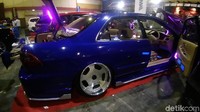 Untuk kaki-kaki, mobil berwarna biru ini semakin cantik dan terlihat sporty dengan tambahan pelek Alscode ring 12 di bagian belakang dan ring 11 di bagian depan. Hingga membuat mobil ini berjarak hanya beberapa centimeter dengan aspal.