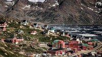 Inilah Kota Tasiilaq yang penduduknya sekitar 2.000-an jiwa. Menuju Tasiilaq, dapat ditempuh naik pesawat selama 1 jam 40 menit dari Nuuk, ibukota negara Greenland. Atau dengan waktu tempuh yang sama, dari Kota Reykjavik di Islandia (Visit Greenland)
