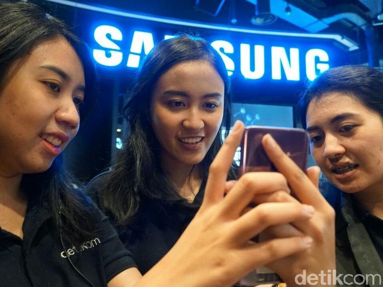 Demi Galaxy S9+ Mereka Rela Ditimpuk Bantal