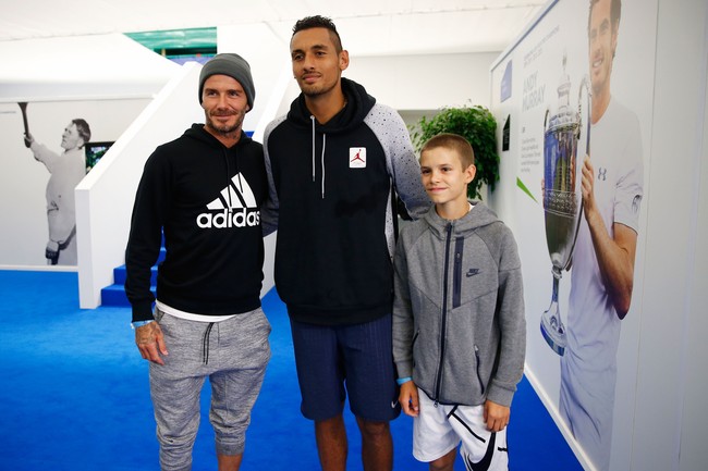 Gaya kompak sporty ala Beckham dan putranya, Romeo, saat berpose bersama pemain tenis Nick Kyrgios di sebuah kesempatan pada 2016 lalu. (Foto: Getty Images)