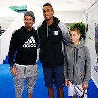 Gaya kompak sporty ala Beckham dan putranya, Romeo, saat berpose bersama pemain tenis Nick Kyrgios di sebuah kesempatan pada 2016 lalu. (Foto: Getty Images)