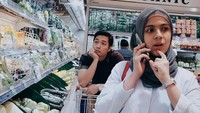 Ini pose bingung Gina dan Rizky ketika sedang memilih sayuran di supermarket. Kira-kira apa yang dipikirin ya? Foto: Instagram @missnyctagina