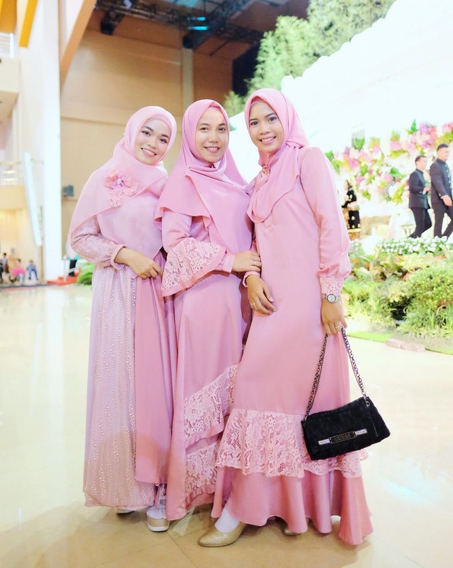 Di kesempatan lain, Ghaida Tsurayya kembali tampil syari saat menjadi bridesmaid. Ia memilih hijab berbahan organza polos dan mempermanis penampilannya dengan bros bunga. Foto: Instagram/GhaidaTsuraya