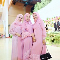 Di kesempatan lain, Ghaida Tsurayya kembali tampil syari saat menjadi bridesmaid. Ia memilih hijab berbahan organza polos dan mempermanis penampilannya dengan bros bunga. Foto: Instagram/GhaidaTsuraya