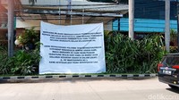 Pada 28 Maret 2018, Alexis memasang spanduk besar yang bertuliskan permohonan maaf karena sudah membuat gaduh. Alexis juga mengumumkan penghentian kegiatan usaha di Jl RE Martadinata nomor 1 / Foto: Eva Savitri