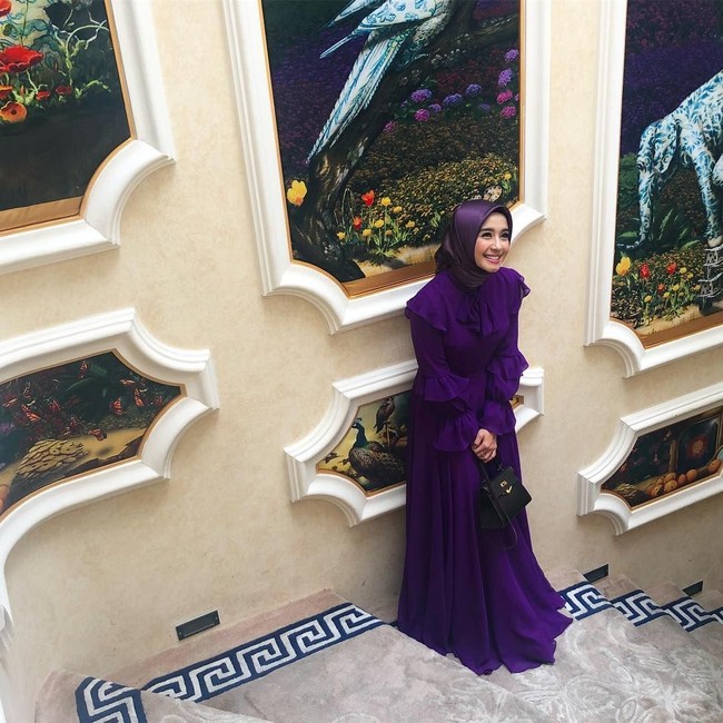 Memakai busana serba ungu, artis yang pernah tergabung dalam grup musik Bukan Bintang Biasa (BBB) itu melengkapi penampilannya dengan membawa tas Hermes Kelly 20 cm berwarna hitam seharga Rp 170 jutaan. Foto: Dok. Instagram Laudya Cynthia Bella