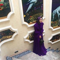 Memakai busana serba ungu, artis yang pernah tergabung dalam grup musik Bukan Bintang Biasa (BBB) itu melengkapi penampilannya dengan membawa tas Hermes Kelly 20 cm berwarna hitam seharga Rp 170 jutaan. Foto: Dok. Instagram Laudya Cynthia Bella