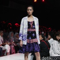 Fashion show koleksi Rama Dauhan x Alleira Batik di Plaza Indonesia Fashion Week 2018, Jumat [23/3/2018]. [Foto: Mohammad Abduh/Wolipop]