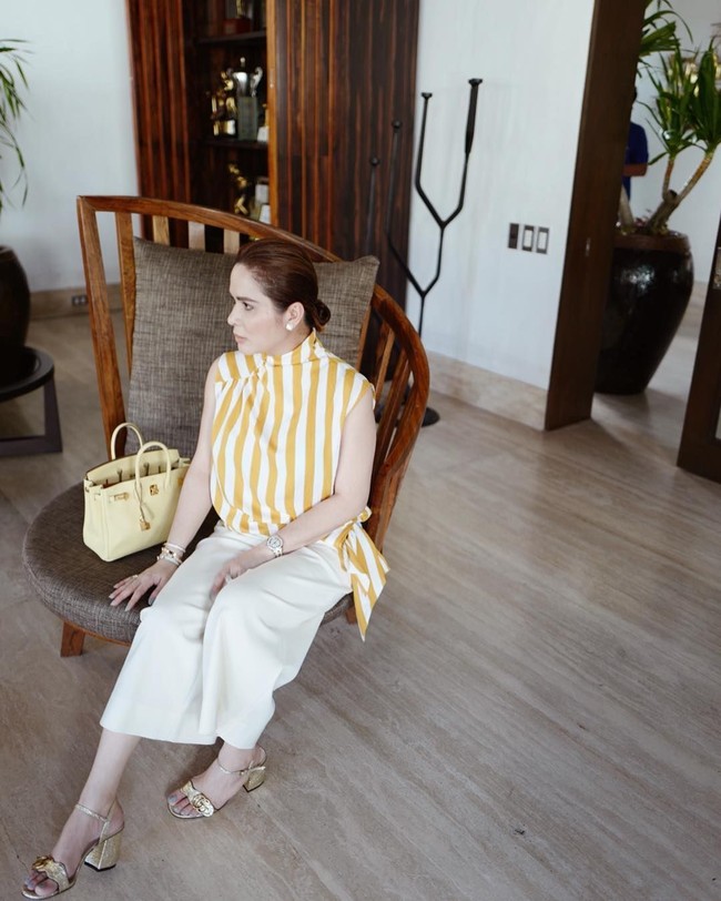 Jinkee yang lahir pada 12 Januari 1979 dan memiliki saudara kembar paling suka tampil matching. Seperti di foto yang diunggahnya ke media sosial ini, dia memakai atasan berwarna kuning dan tas Hermes Birkin berwarna senada seharga Rp 297 juta. Foto: Instagram JinkeePacquiao