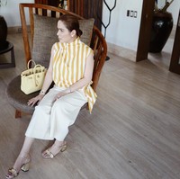 Jinkee yang lahir pada 12 Januari 1979 dan memiliki saudara kembar paling suka tampil matching. Seperti di foto yang diunggahnya ke media sosial ini, dia memakai atasan berwarna kuning dan tas Hermes Birkin berwarna senada seharga Rp 297 juta. Foto: Instagram JinkeePacquiao