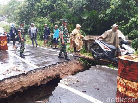 Tergerus Longsor, Jalan Utama di Pulau Karimunjawa Putus Total