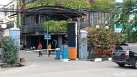 Foto: Belum ada keterangan resmi dari pihak Hotel Alexis terkait penutupan ini.  (Eva-detikcom)