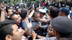 Suasana Tegang Saat Polisi Jaga Demo Aliando di Dekat Istana