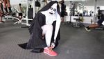 Nggak Mau Kalah, Hantu Valak Pun Ikut Nge-gym Biar Lincah