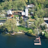 Inilah rumah mewah Bill Gates dan keluarganya yang berlokasi di Seattle, Washington, AS. Mansion yang memiliki luas 6.100 meter persegi ini berdiri di atas lahan di tepi Danau Washington. Tanah tersebut dibelinya pada 1998 seharga US$ 2 juta. (Foto: Businessinsider.sg)