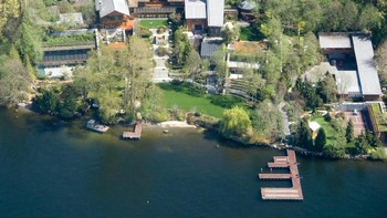 4. Rumah Super Megah: Rumah utama Bill Gates berada di Seattle, dijuluki sebagai Xanadu 2.0. Ada 7 kamar tidur, 24 kamar mandi, 7 dapur, kolam renang raksasa, sauna dan sebagainya. Cahaya rumah diatur dengan komputer. Touchpad portabel mengontrol hampir semua hal, dari televisi, suhu dan cahaya ruangan. Pemandangan pun menakjubkan karena menghadap langsung ke danau. Foto: Istimewa/Businessinsider.sg
