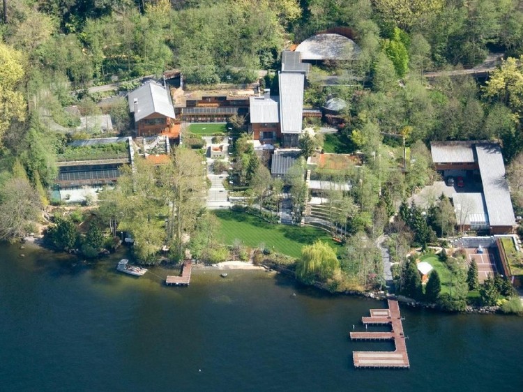 Wow! Begini Penampakan Rumah Orang Terkaya Kedua Sejagat Founder Microsoft Bill Gates saat ini menduduki orang terkaya kedua di dunia dengan kekayaan sebesar US$ 90 miliar seperti dikutip dari Forbes. Tentu dengan jumlah kekayaan sebesar itu, Bill Gates mampu memiliki hunian yang sangat megah seluas 66.000 kaki