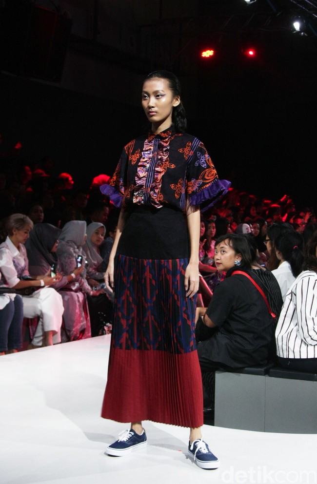 Fashion show koleksi Rama Dauhan x Alleira Batik di Plaza Indonesia Fashion Week 2018, Jumat [23/3/2018]. Foto: Mohammad Abduh/Wolipop