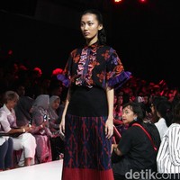 Fashion show koleksi Rama Dauhan x Alleira Batik di Plaza Indonesia Fashion Week 2018, Jumat [23/3/2018]. Foto: Mohammad Abduh/Wolipop