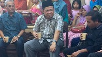 Kalau yang ini aksi santainya sambil minum kopi Tepal di Sumbawa. Gimana nih rasanya pak? Foto: instagram @fahrihamzah
