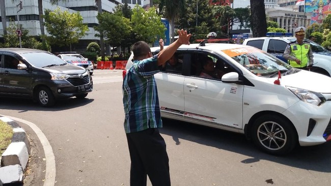 Menhub Beberkan Nasib Taksi dan Ojek Online