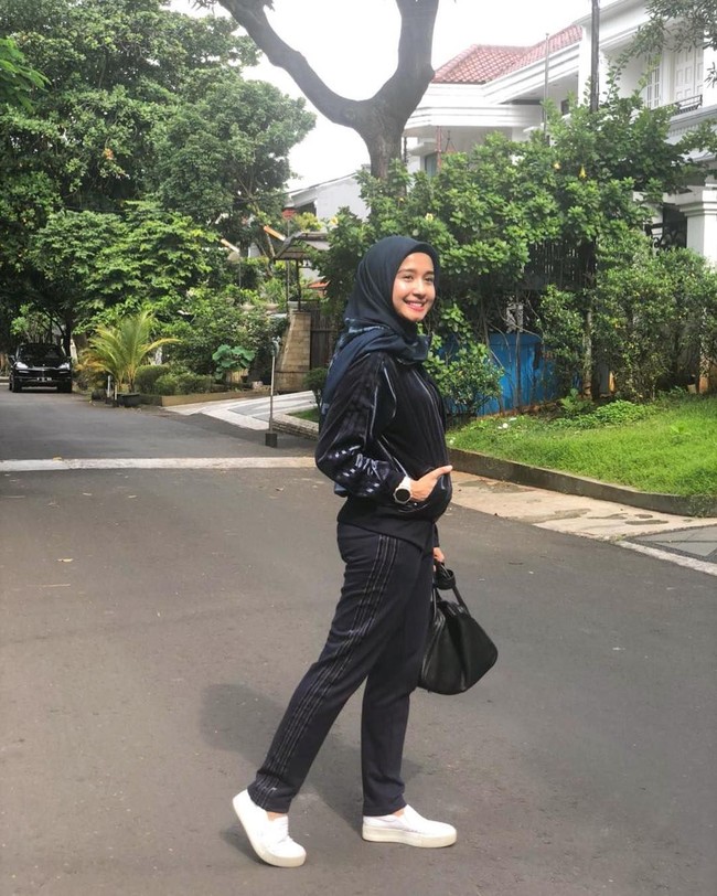 Bergaya sporty dengan busana serba hitam Laudya Cynthia Bella yang kini menetap di Malaysia menenteng tas Hermes Lindy berwarna hitam seharga US$ 9.000 atau sekitar Rp 124 juta. Foto: Dok. Instagram Laudya Cynthia Bella